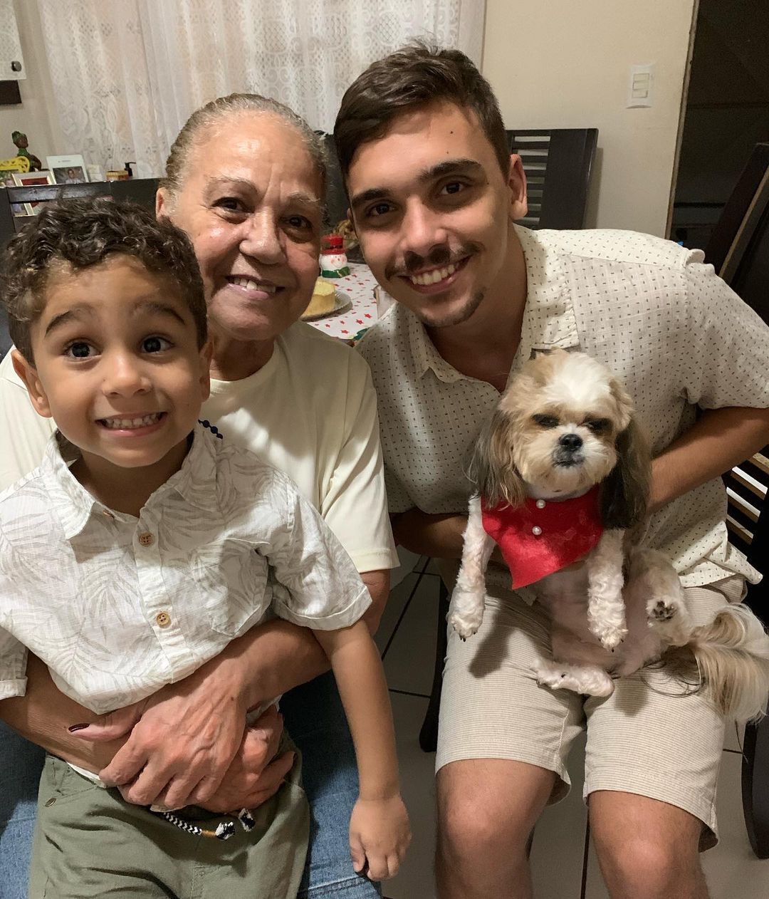João Pires com a avó e o irmão João Pedro