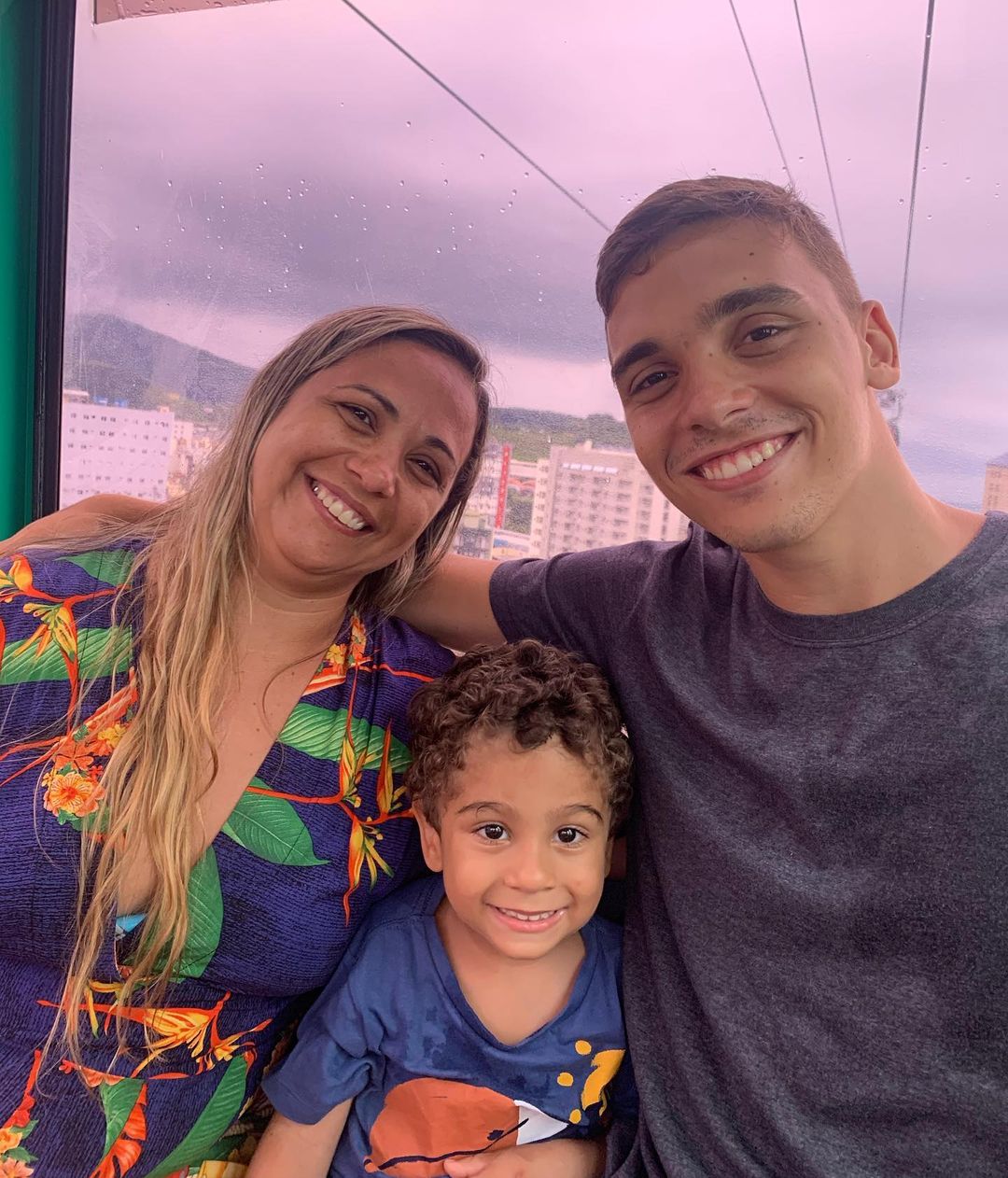 João Pires com a mãe Renata e o irmão João Pedro