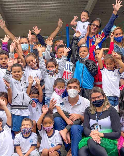 João Pires na escola com as crianças retornando às aulas.