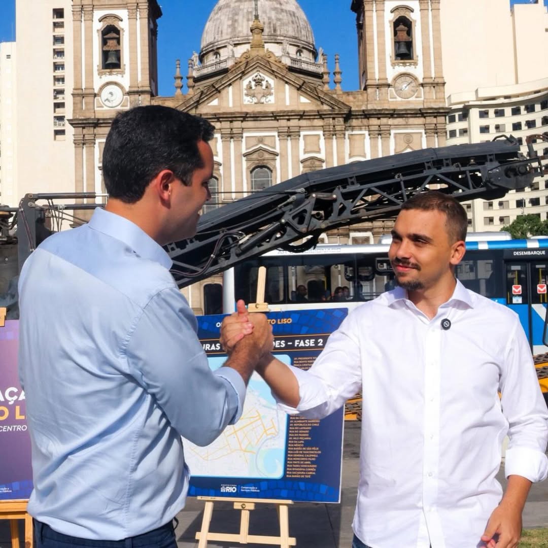 Eduardo Cavaliere, o novo prefeito do Rio de Janeiro com João Pires em frente à Candelária e ao CCBB
