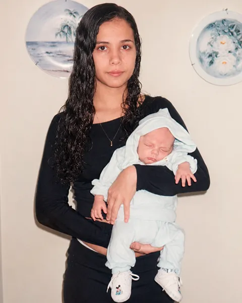Renata de Paula, mãe de João Pires, ainda jovem com ele no colo