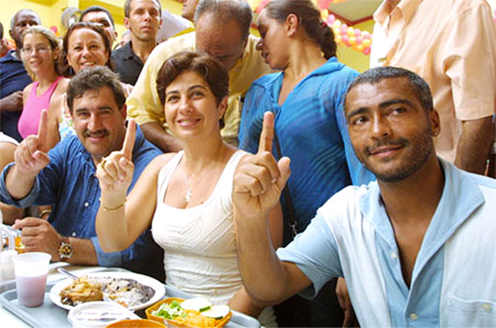 Ratinho, Rosinha Garotinho e Romário almoçando no Restaurante Popular a 1 real. Haja popularidade!