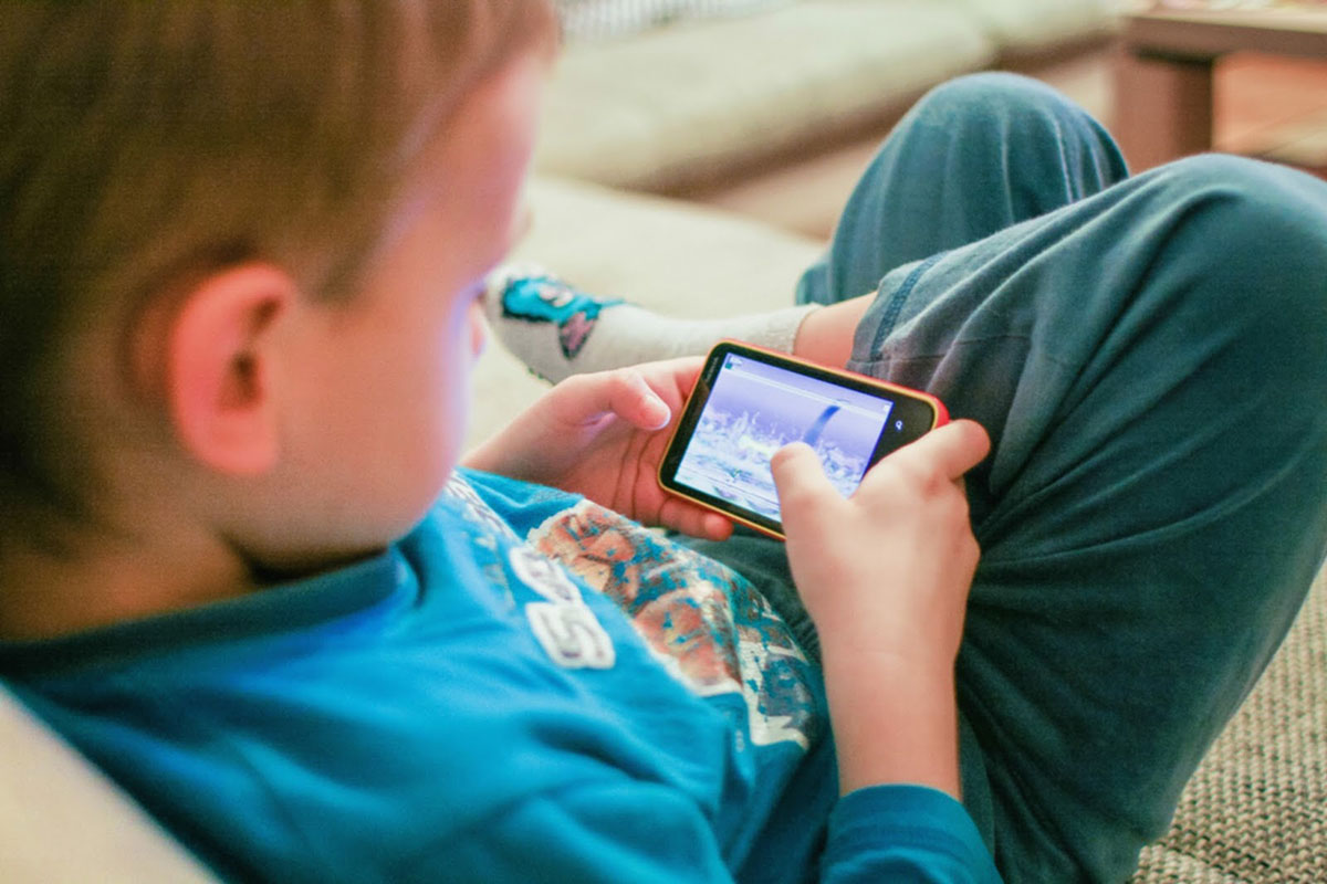 Crianças Tecnológicas digitando no celular