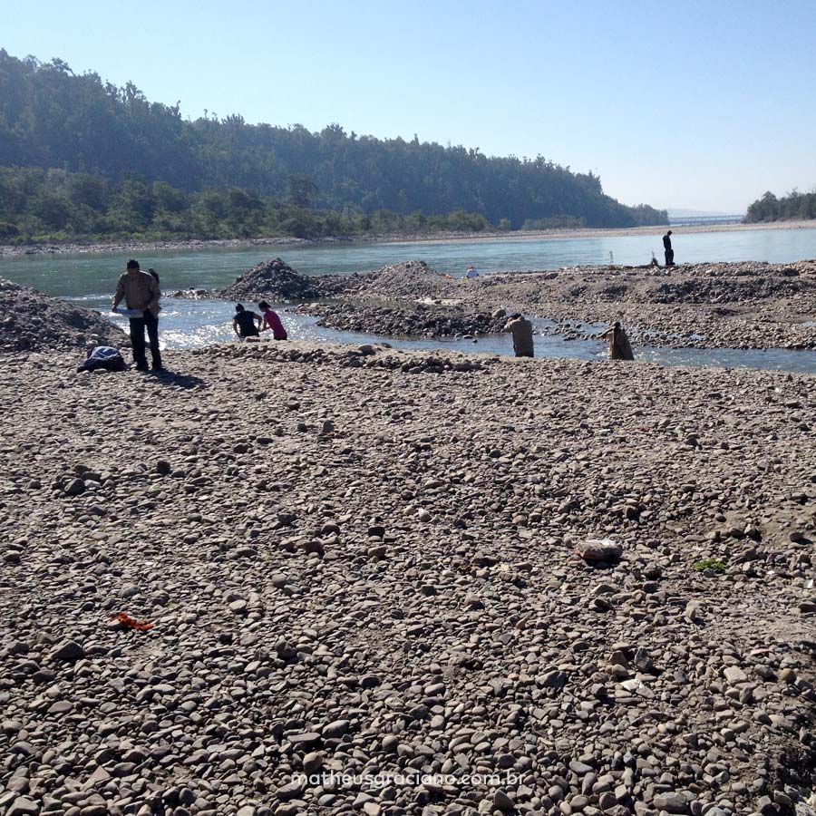Extração de Areia na Beira do Rio Ganges, Rishikesh